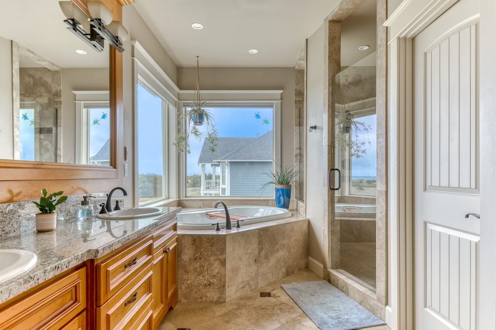 Oceanfront Comfort Style Luxury Hot Tub Wifi 600 35