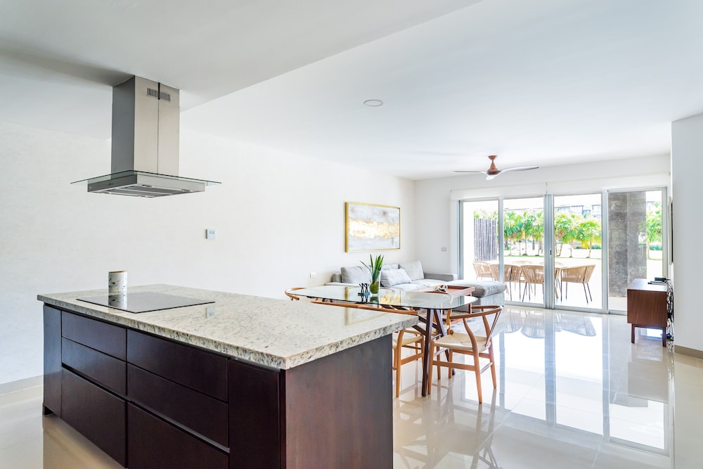 Casa Bellisima ! 2 bedroom swim up 2 Apts by RedAwning