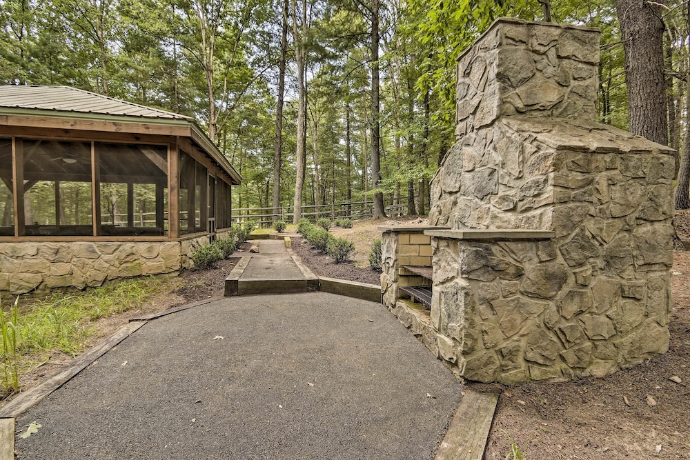 Creekside Berkeley Springs Cabin on 35 Acres! - Property Image 9