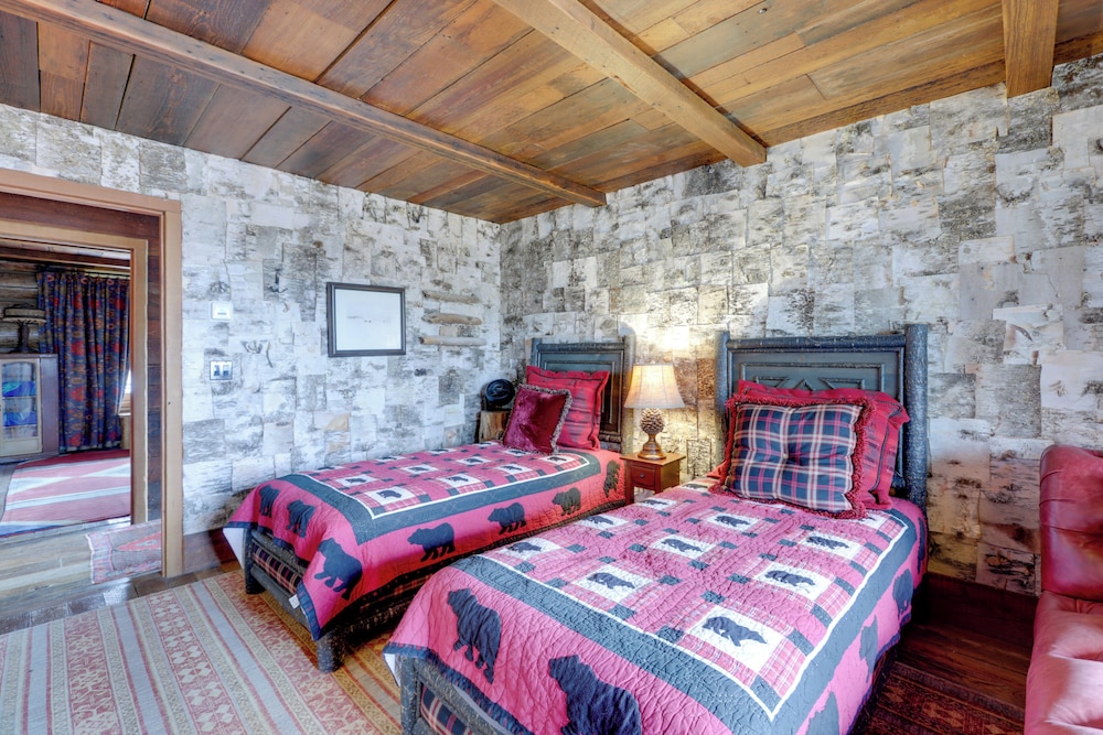 Mountain Chalet Bordering White River Nat'l Forest