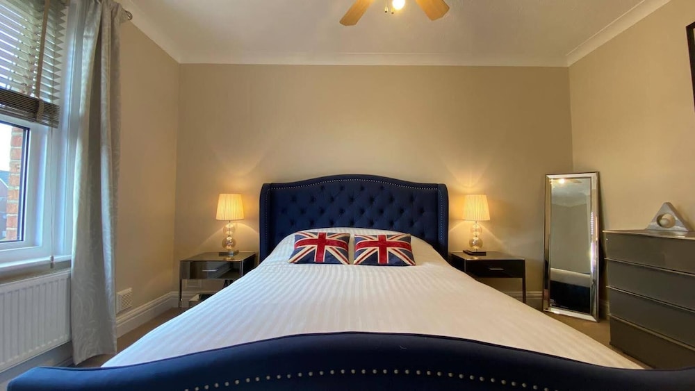 Luxurious, Spacious, Quiet, Near Beaches and Town view 2