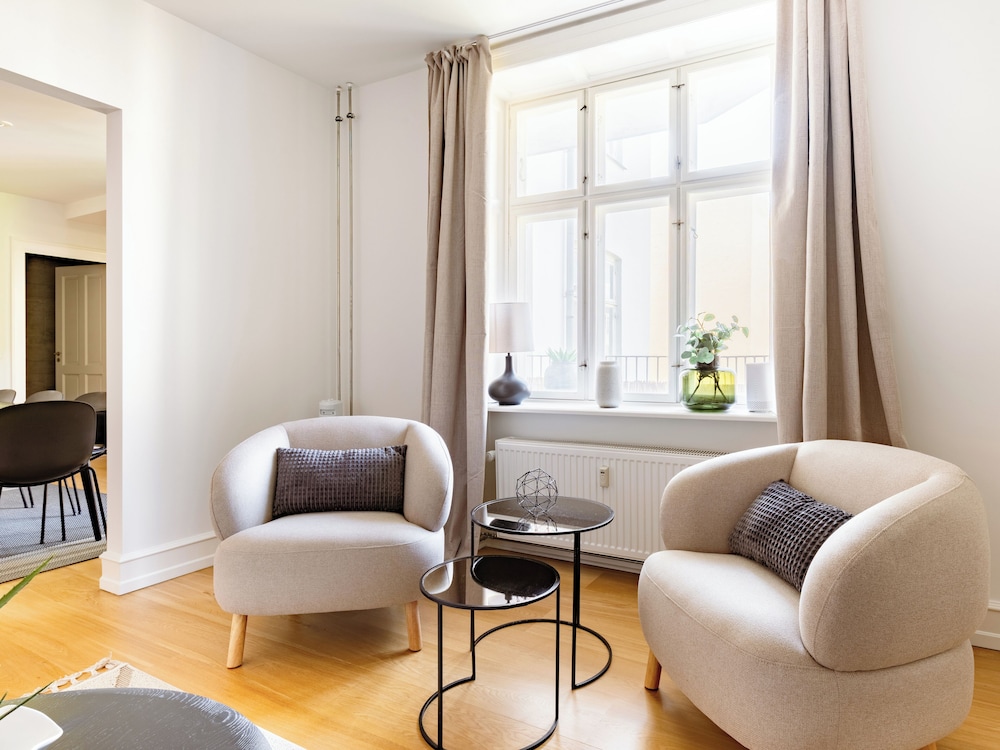 Sanders Shield 2 - 3 Bedroom Apartment With Balcony