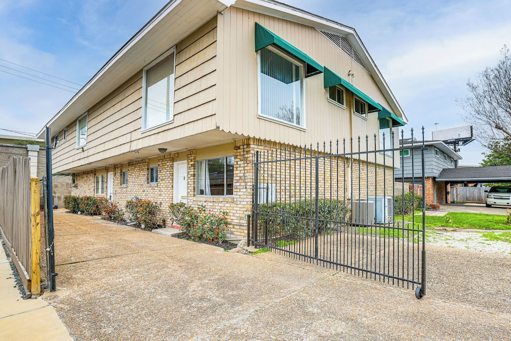 1 Mi to The Galleria: Houston Townhome w/ Patio!