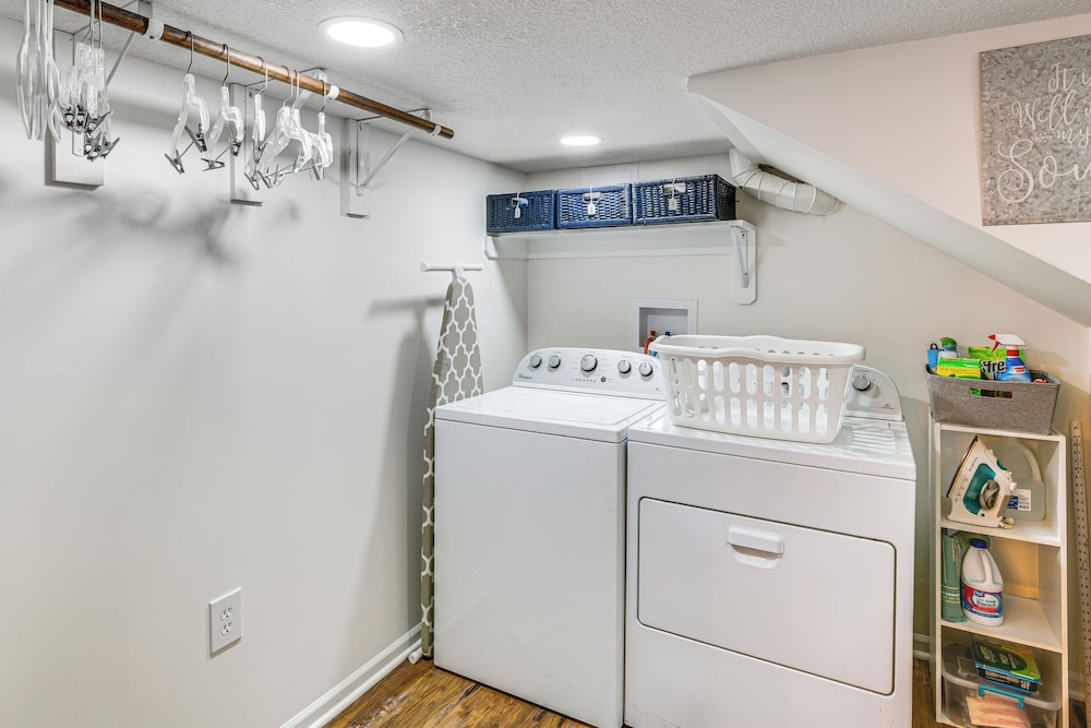6 Mi to Cpkc Stadium: Convenient Kansas City Apt