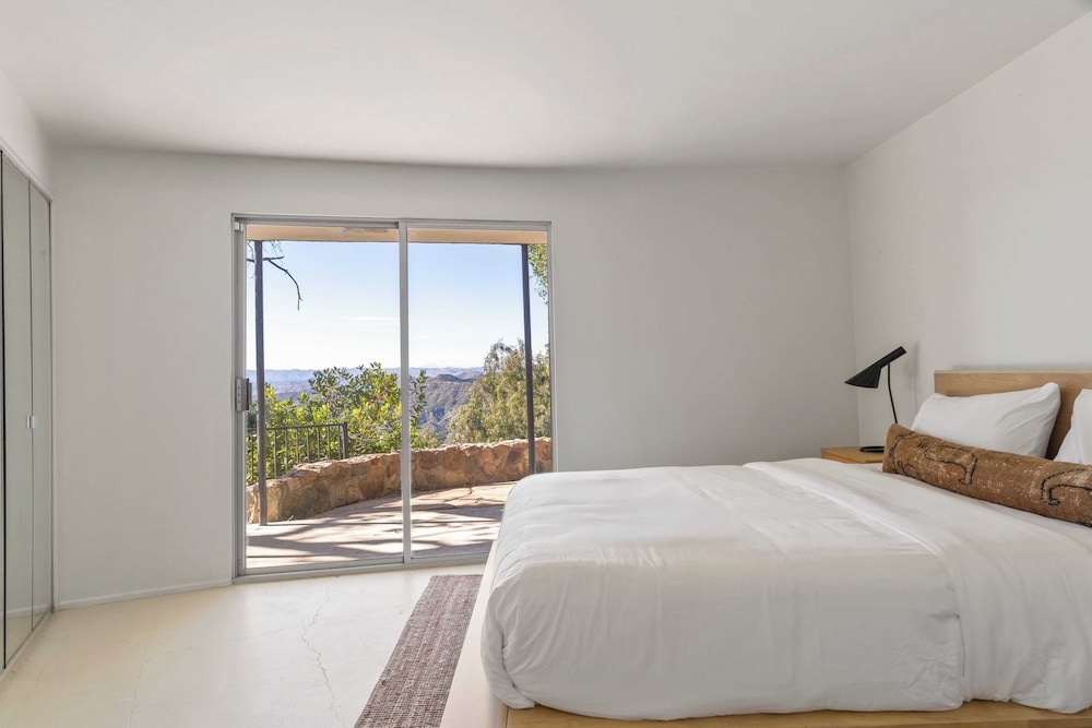 Sleeps 10, Luxe 2 Homes Malibu Hills Retreat Cielo Estate by Avantstay