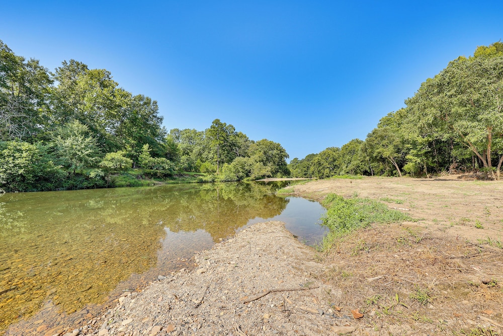 Creek Access, Games: Family-friendly Royal Retreat
