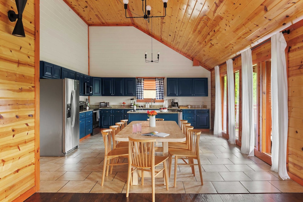 Smoky Ridge by Avantstay Renovated Cabin w/ Indoor Pool Game Room + Theater