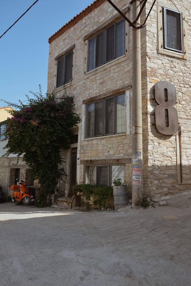 8 Design Urla