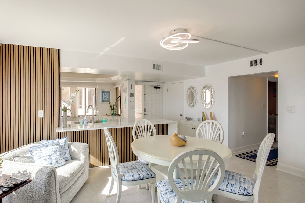 4 Mi to Lovers Key SP: Modern Condo w/ Ocean Views