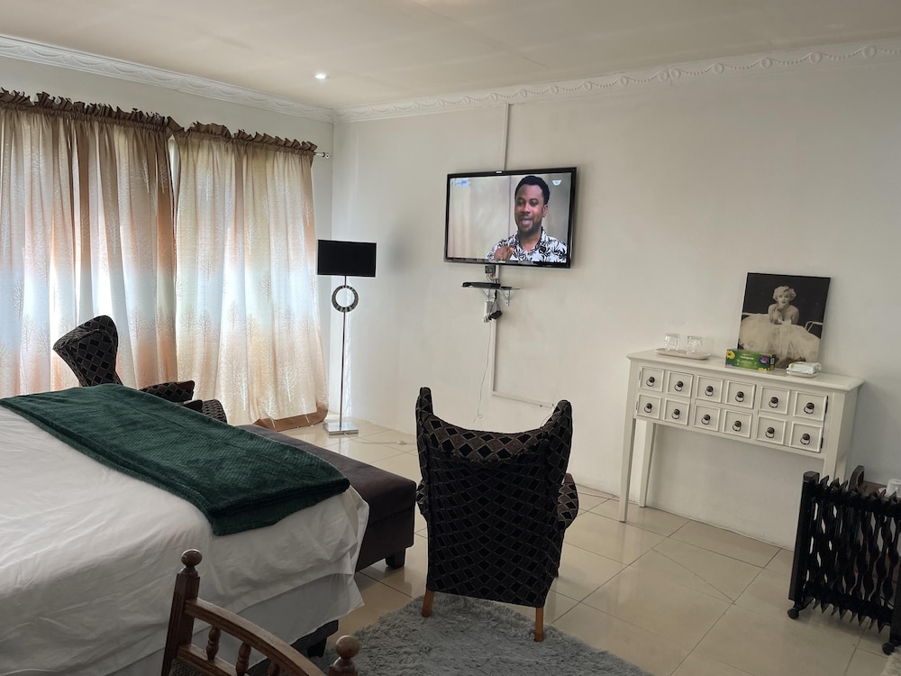 Remarkable 5-bed House in Springs & Nigel