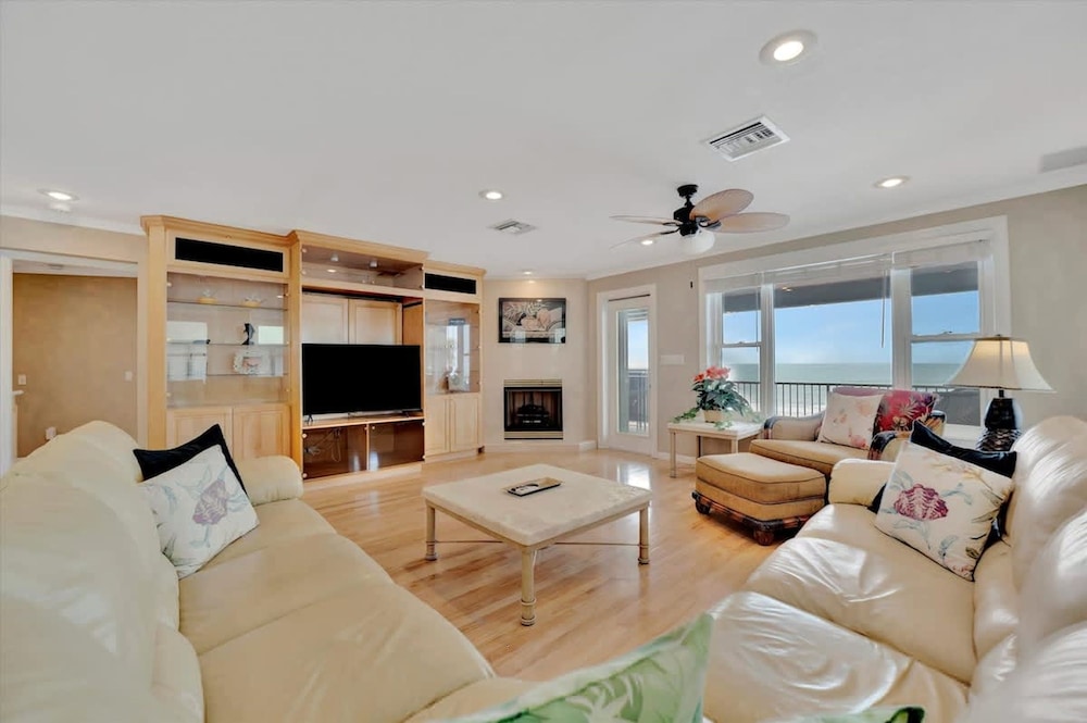 Stones Throw Beachfront Premier Suite 4 Views