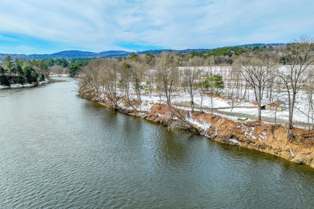 Hike, Fish & Boat: Waterfront Cabin in Ryegate!
