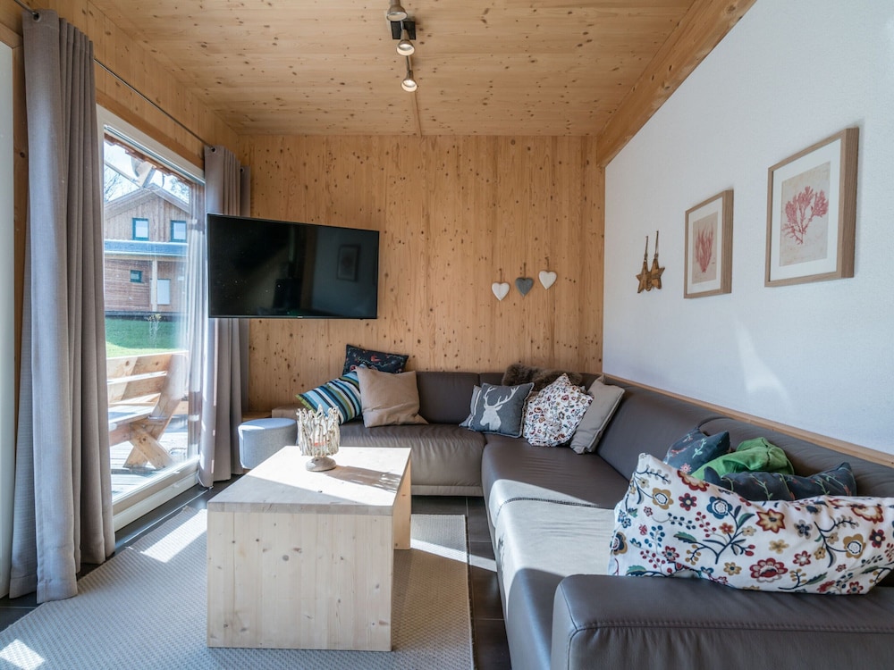 Spacious Chalet With hot tub