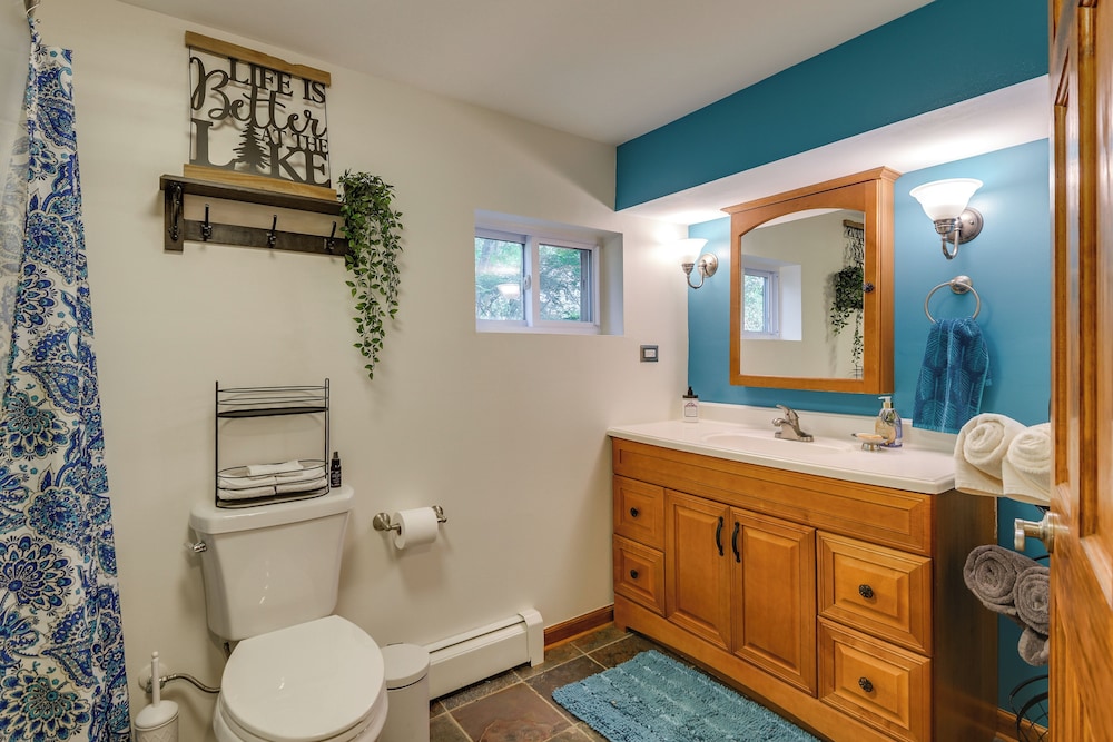 Lakefront Log Cabin Retreat w/ Hot tub + Kayaks!