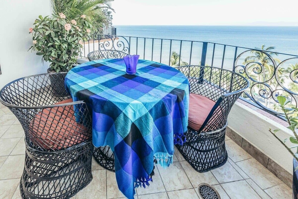 Ocean View 2Br Condo-balcony-beach-pool - 805