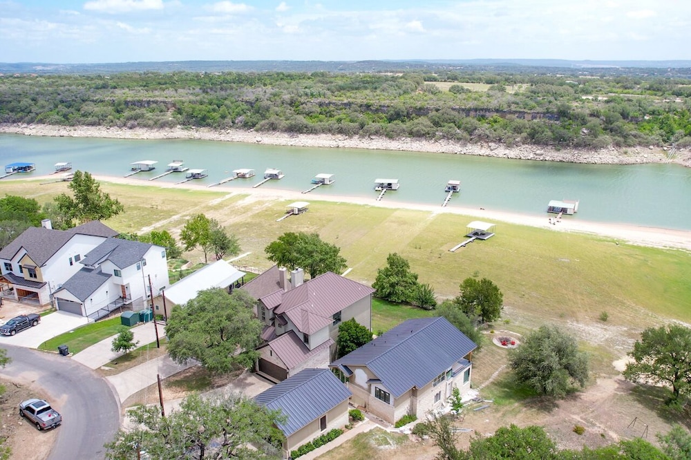 Luxury Lakefront Home-private Dock - Dipping Pool! - Property Image 22
