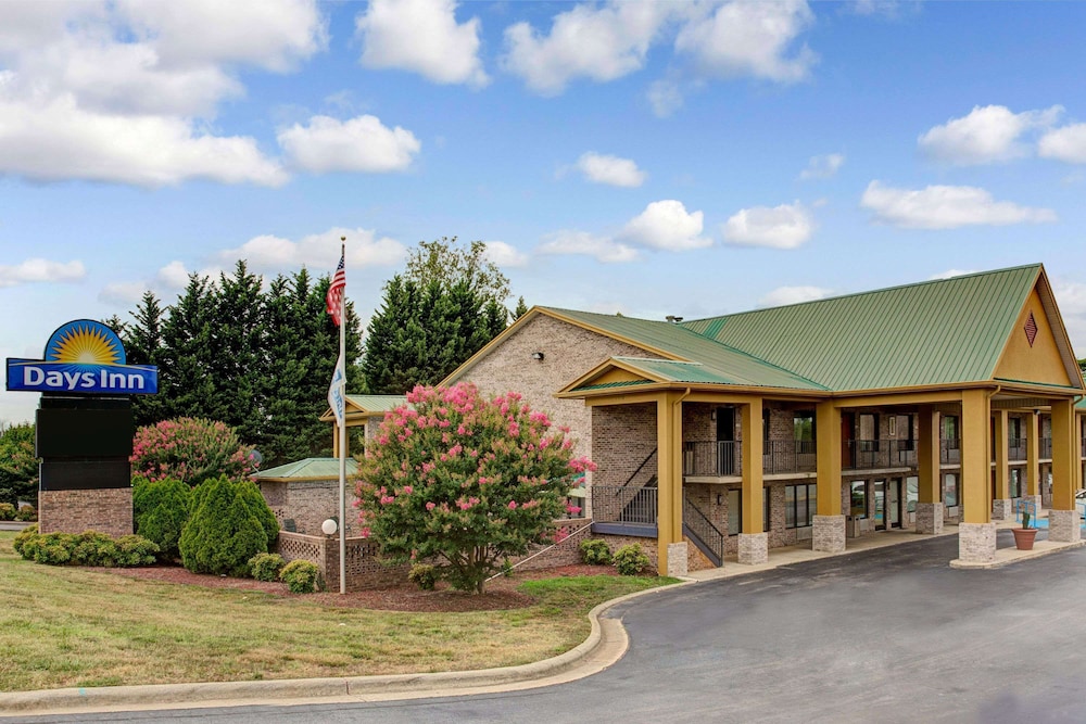 Days Inn by Wyndham Conover-Hickory view 5