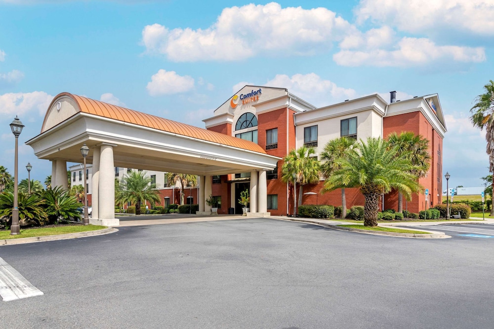 Ridgeland Vacations - Comfort Suites Savannah North I-95 - Property Image 1