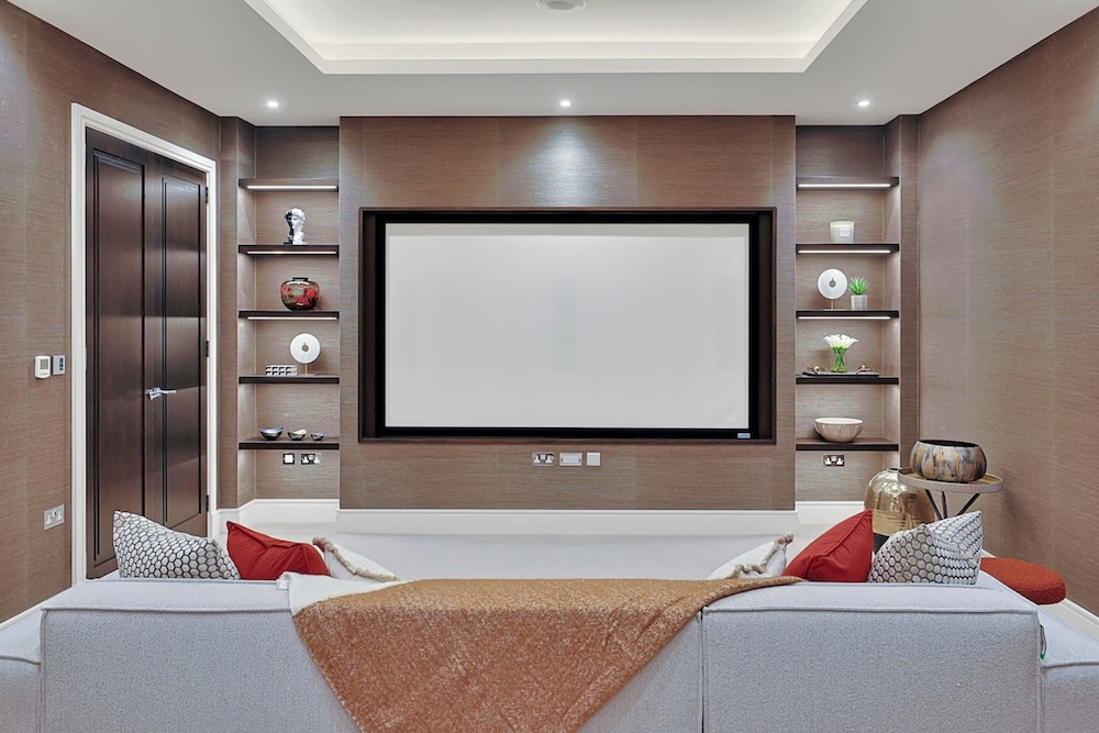 Luxe Home With Cinema Room - South Kensington