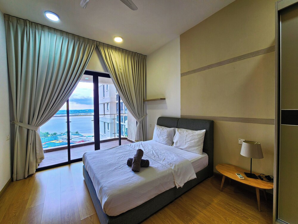 Country Garden Danga Bay by Widebed JB
