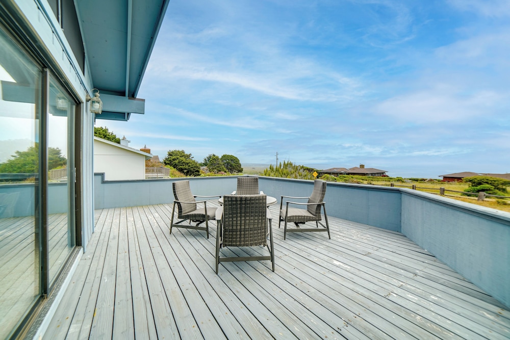 Beach Access & Hot Tub: Coastal Gem in Manchester