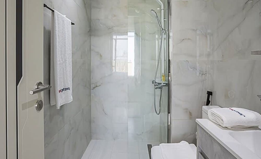 Homesgetaway -spacious 1BR Apt in Pearlz by Danube