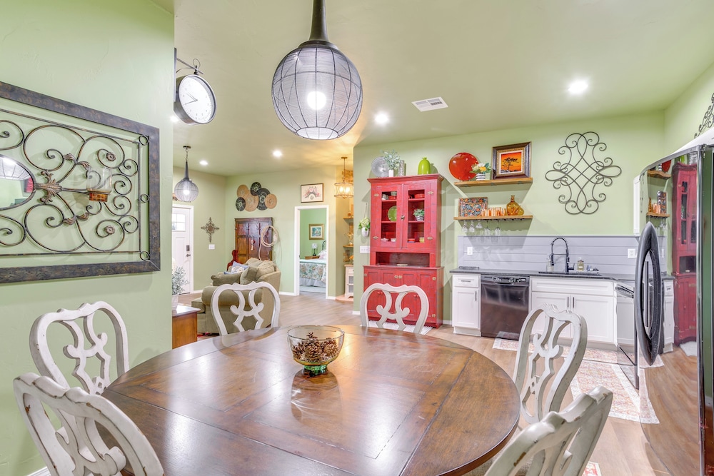 4 Mi to Lazy E Arena: Horse Lover's Haven w/ Grill