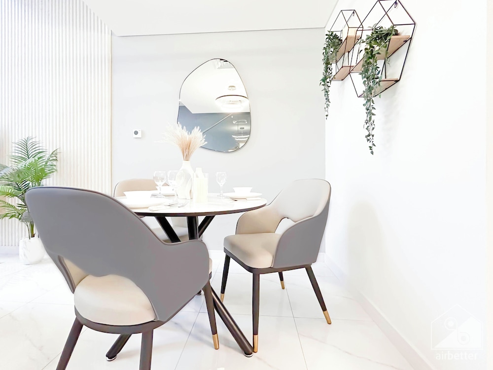 Luxury 1-br Villa in Rukan: Dubai Skyline Views!