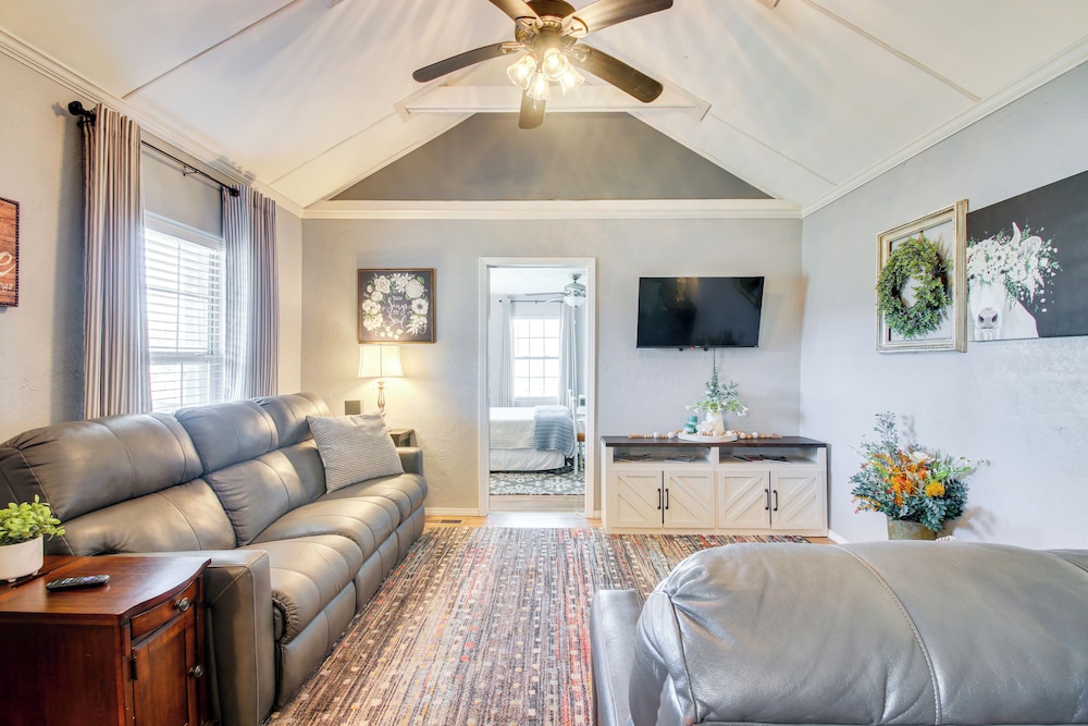 Pet-friendly Home w/ Porch Near Chickasha!