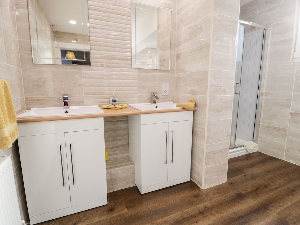 11 Glyn Garth Mews