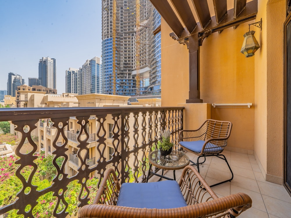 Colorful Apartment near Dubai Mall with Balcony