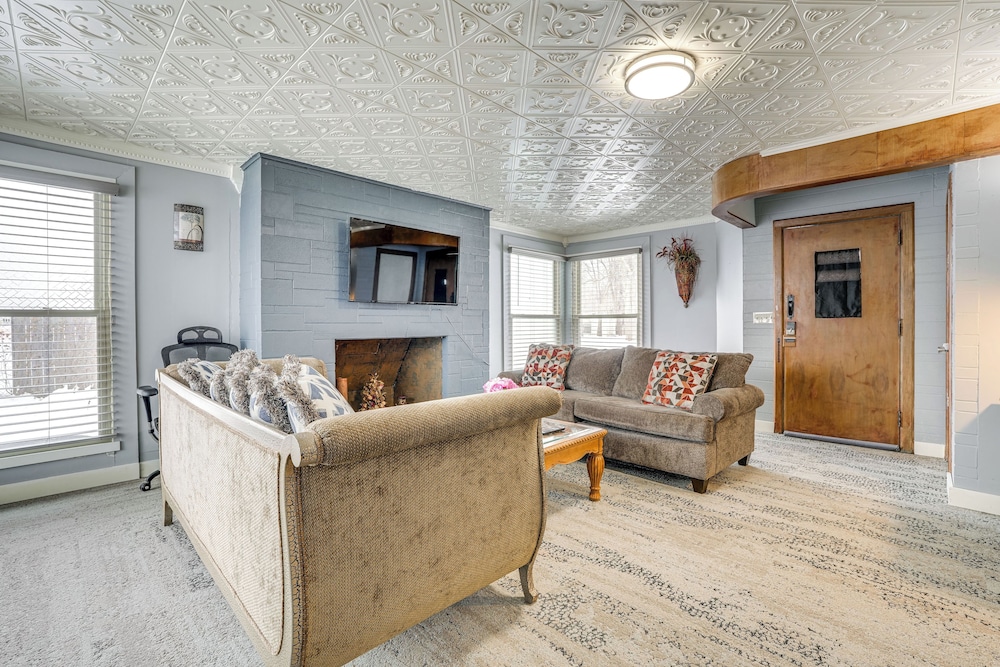 4 Mi to Dtwn Kalamazoo: Central Apt
