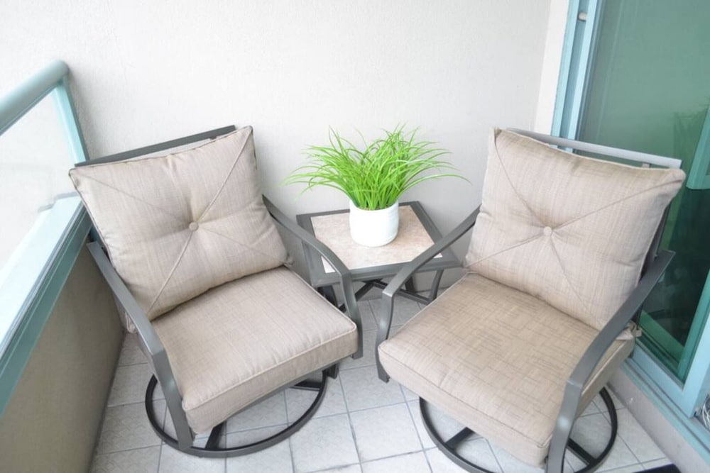 Beautiful 2 Bdrm 2bath Condo Downtown With Views of the Ocean