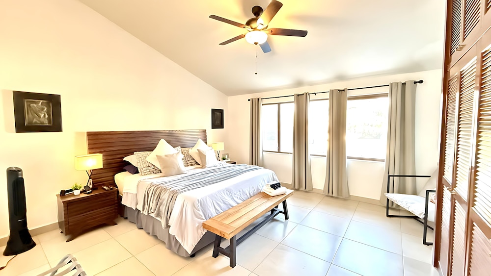 Luxurious Ajijic 2 Bedroom House - Huge Patio -bikes -gym -pickleball Court
