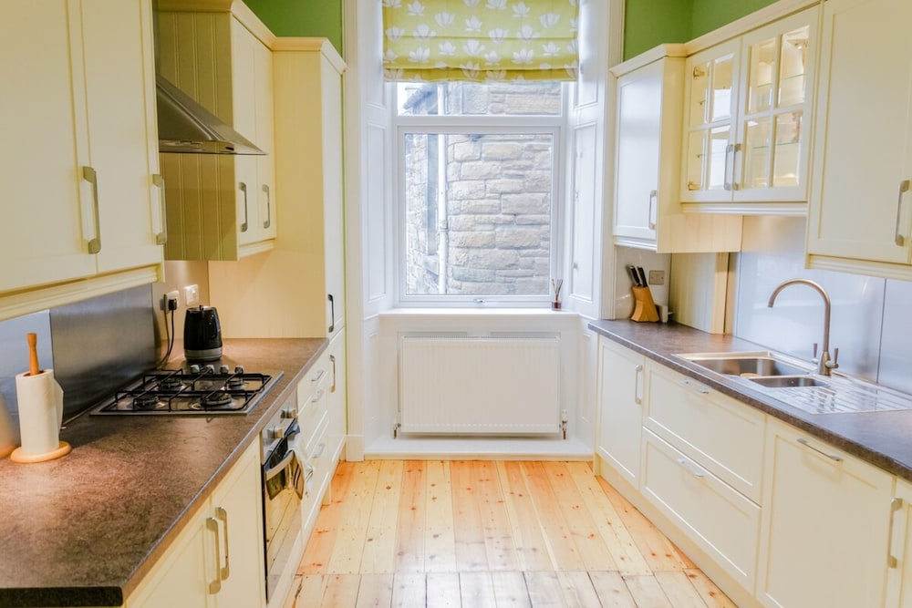 Newly Furnished Flat on Leith Walk, Sleeps 4