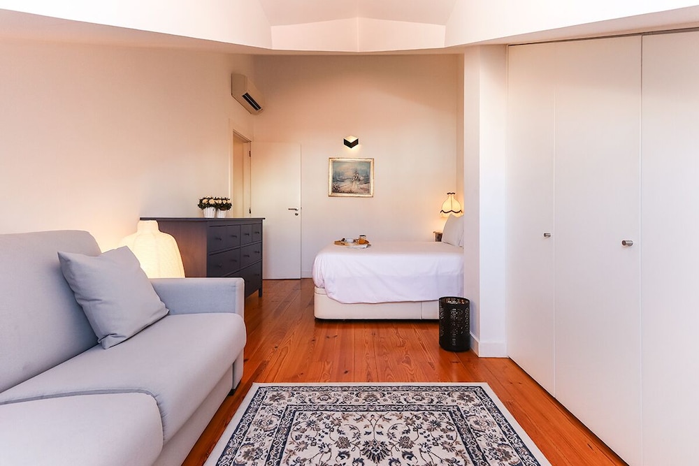 JOIVY Bold & classy 2BR home w/balcony in Baixa, moments from shopping streets view 4