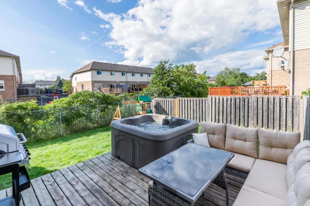 Unique Townhome Private HOT TUB Gym Sauna BBQ Playground Garage - Property Image 1