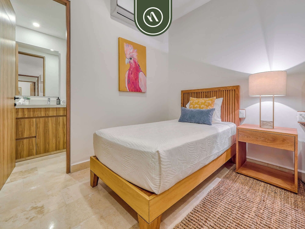Luxury Oceanfront 3 BR Condo - Pools