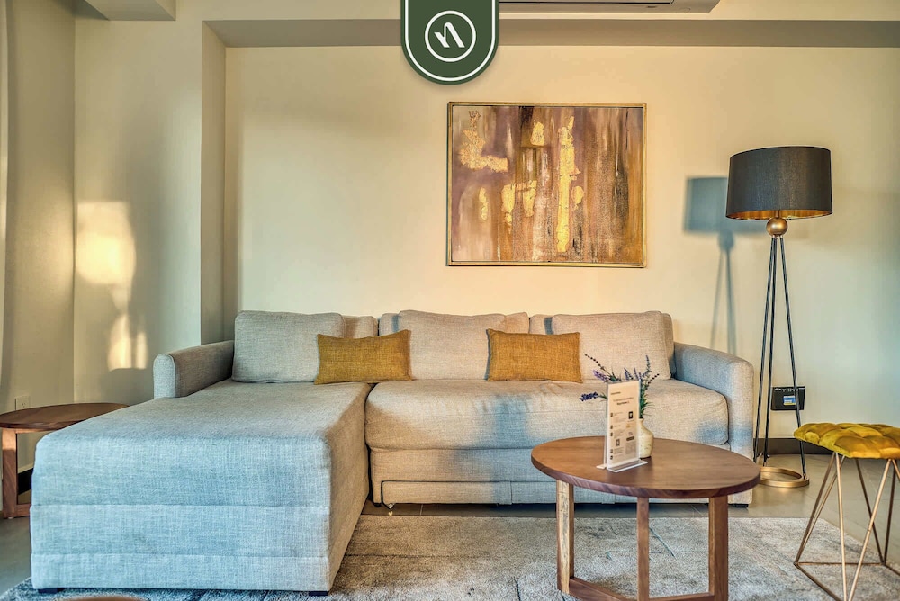 Luxury 2 BR Condo Near Golf Courses and Marina