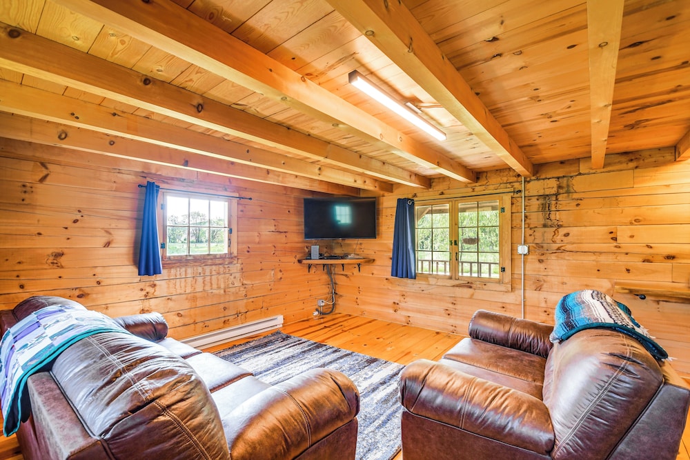 Bellevue Log Cabin w/ Gas Grill & Creek Access