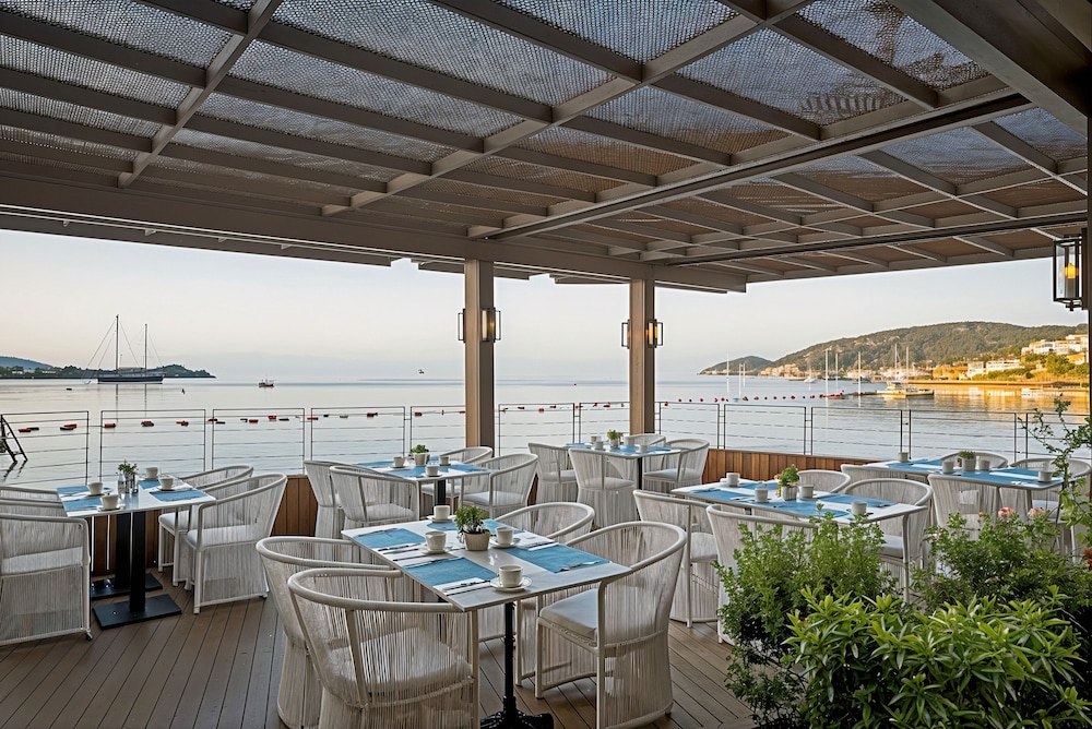 1-Bedroom Seafront Flat with Hotel Amenities