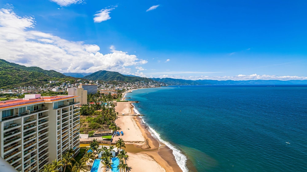 Beachfront Luxury 4BR Penthouse With Incredible Ocean Views