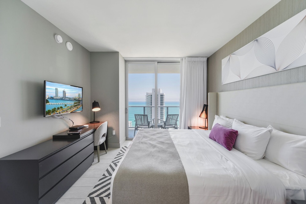 40th-Floor Gem Top Views & Amenities