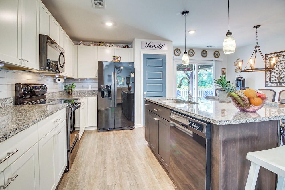 1 Mi to Shopping District: Chic Springfield Home