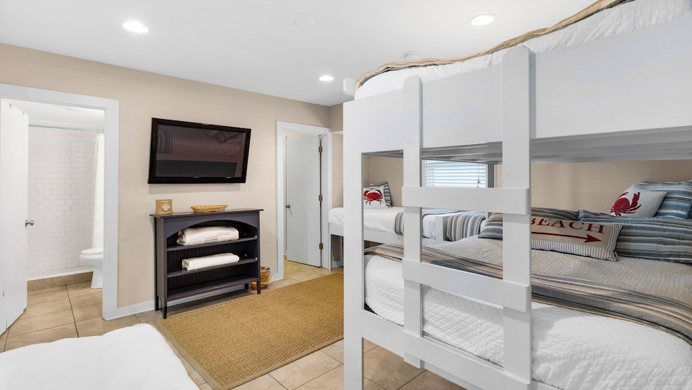 Your Ideal Beach Getaway With Private Pool, Game Room and Close to Beach!