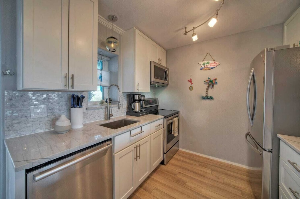 Sleeps 16 2 Beachfront Condos, Pool+pickleball+tennis Island Retreat Complex