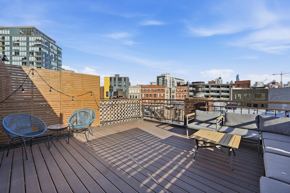 River West Modern 4-bd Home With Patio Balcony