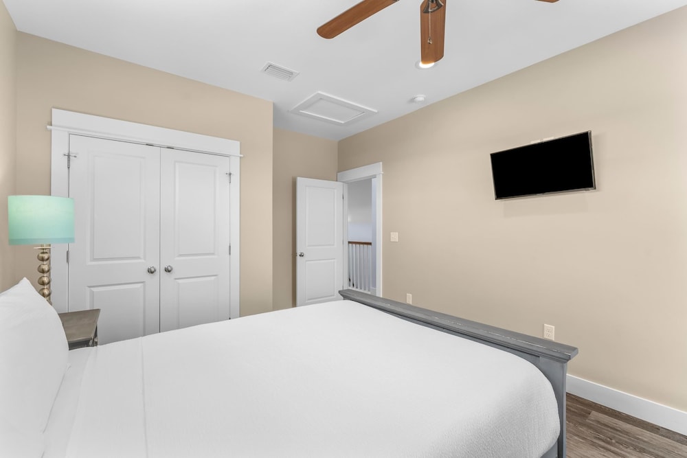 Pet Friendly Beach House - Beach Hop