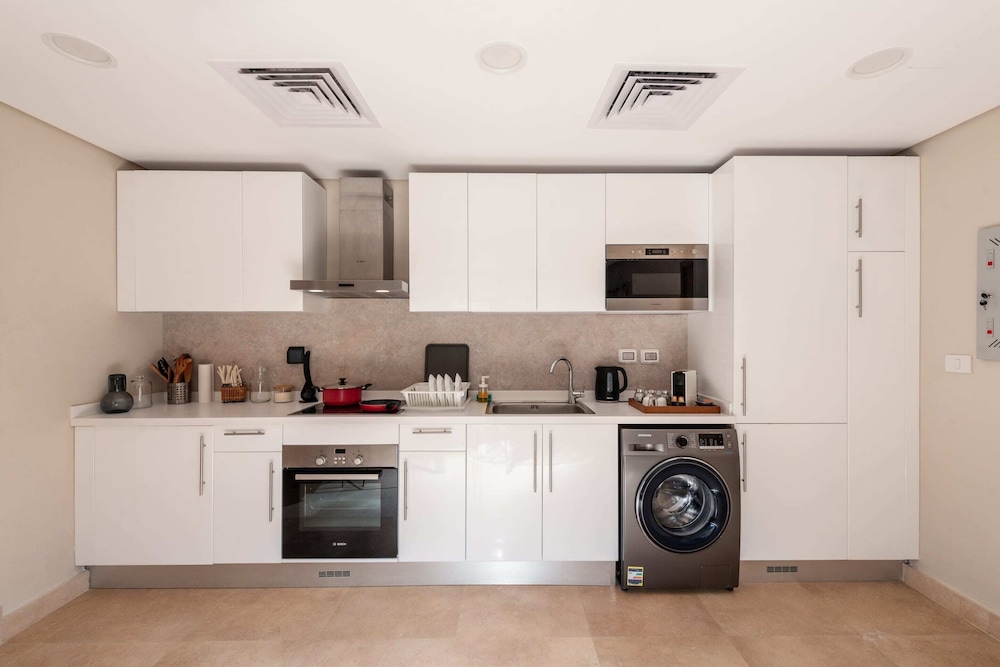 Xuru Stays I Exotic 1bdr w/ Outdoor Terrace Pool & Beach Access