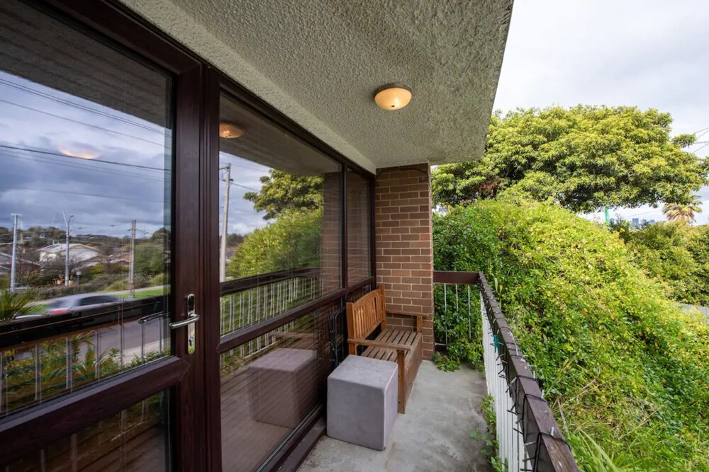 Well-appointed Sunny 2 Bedroom Apartment in Northcote With Parking